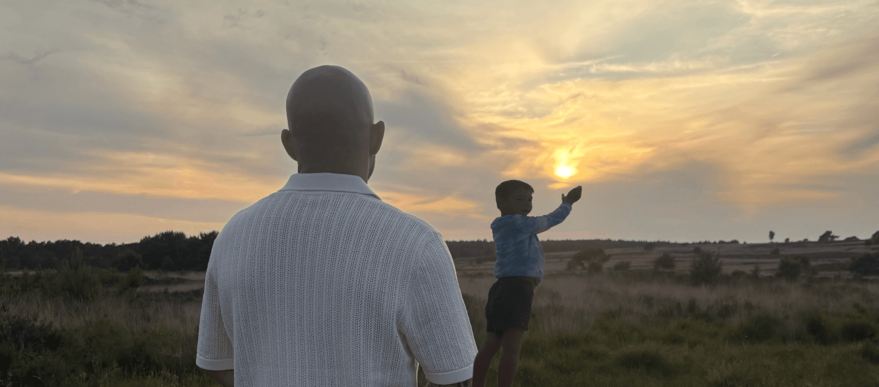 Danny Voorbij met zijn zoontje bij zonsondergang